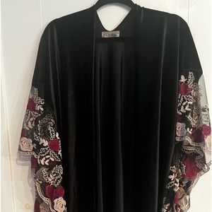 Chic Black Velvet Kimono with Floral Embroidery